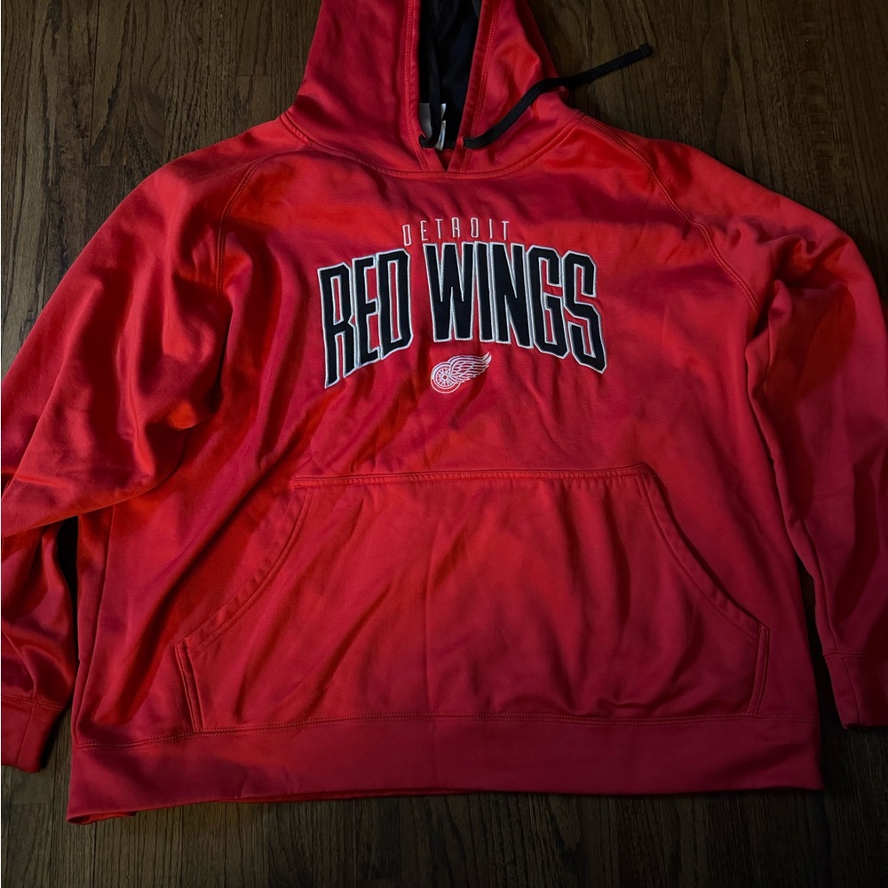 Pullover Hoodie in Red
